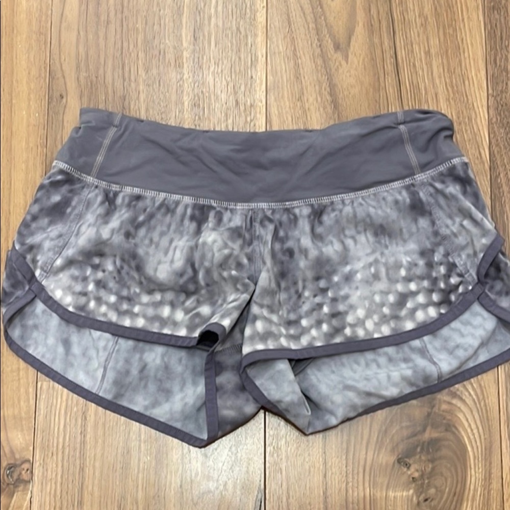 Lululemon speed shorts. Size 4, Spotted Owl